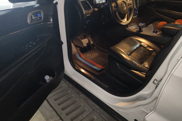 Used Jeep Grand Cherokee 2014 3.6L Elite Navigation Edition Driver Seat