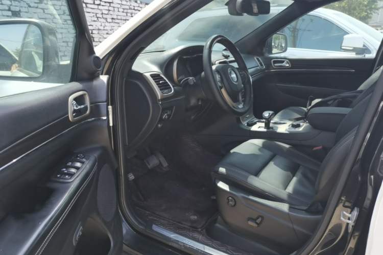 Used Jeep Grand Cherokee 2014 3.0TD Diesel Comfort Navigation Version Driver Seat