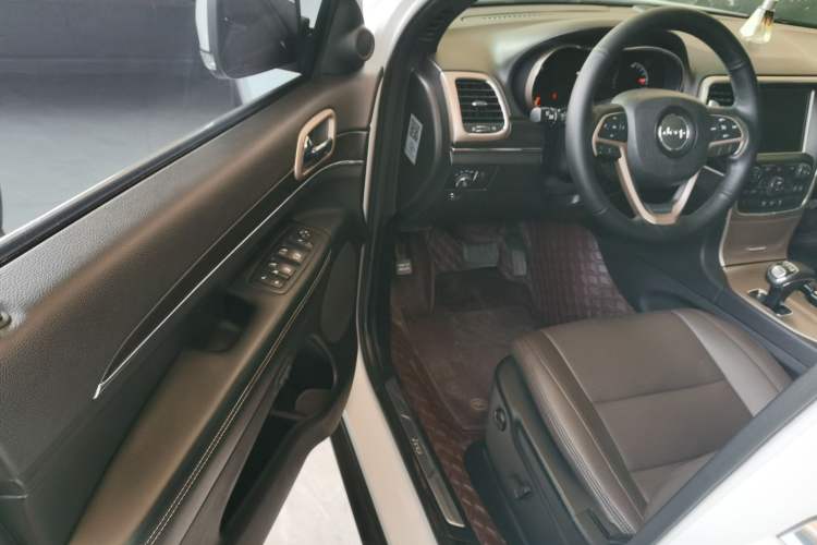 Used Jeep Grand Cherokee 2014 3.6L Elite Navigation Edition Driver Seat