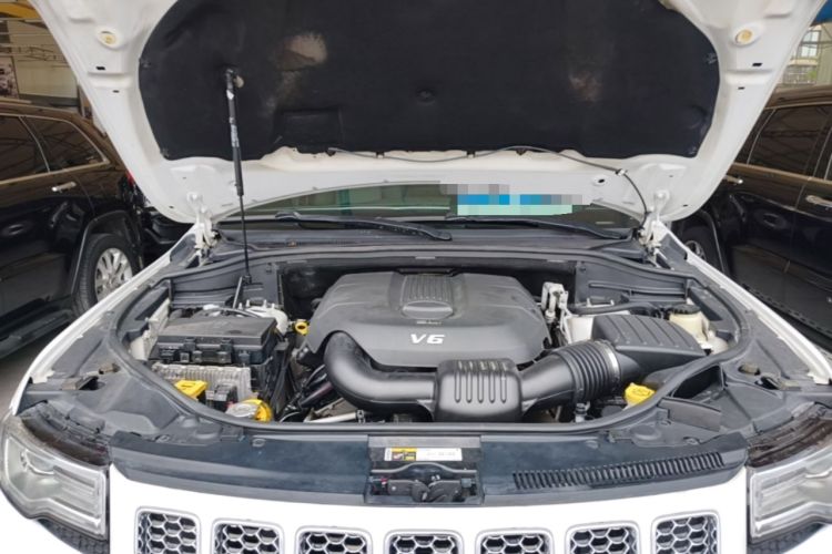 Used Jeep Grand Cherokee 2014 3.0L Comfort Navigation Edition Engine Bay