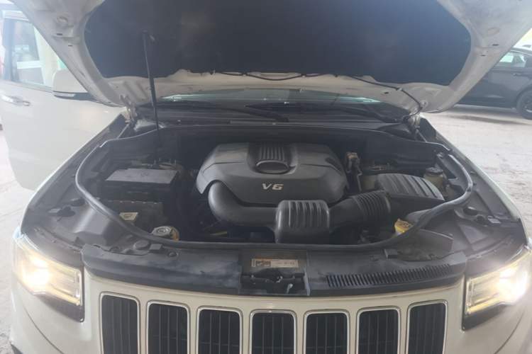 Used Jeep Grand Cherokee 2014 3.0L Comfort Navigation Edition Engine Bay