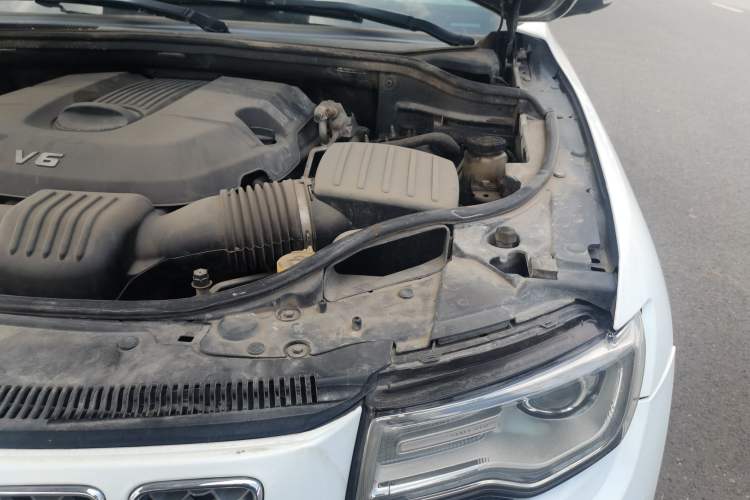 Used Jeep Grand Cherokee 2014 3.0L Comfort Navigation Edition Engine Bay Left
