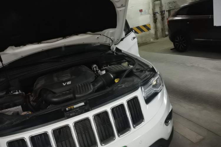 Used Jeep Grand Cherokee 2014 3.0L Comfort Navigation Edition Engine Bay Left