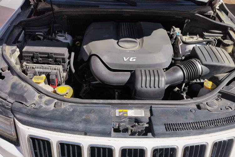 Used Jeep Grand Cherokee 2014 3.0L Comfort Navigation Edition Engine Bay