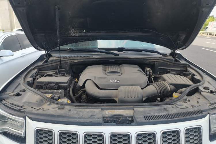 Used Jeep Grand Cherokee 2014 3.0L Comfort Navigation Edition Engine Bay