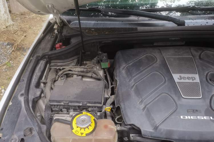 Used Jeep Grand Cherokee 2014 3.0TD Diesel Comfort Navigation Version Engine Bay Right