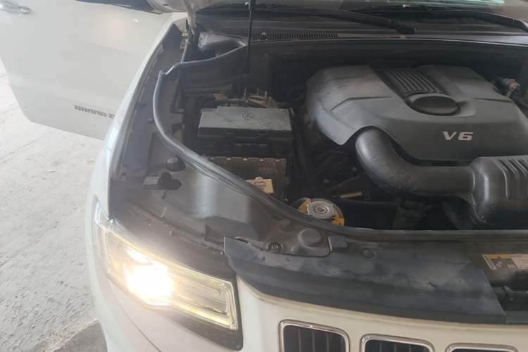 Used Jeep Grand Cherokee 2014 3.0L Comfort Navigation Edition Engine Bay Right