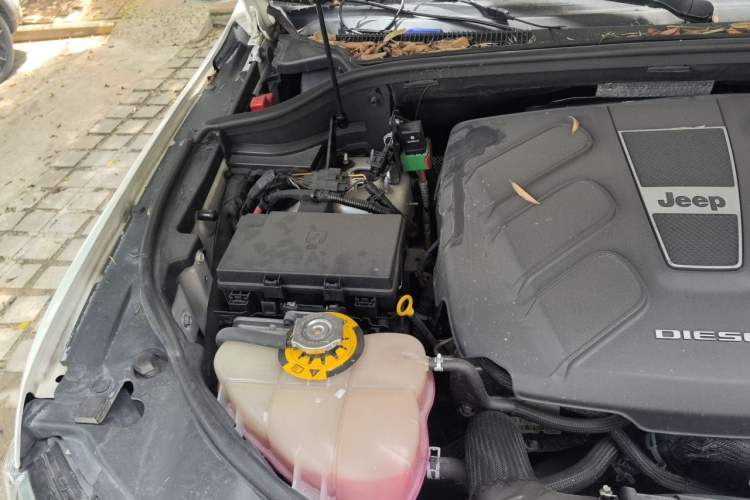 Used Jeep Grand Cherokee 2014 3.0TD Diesel Comfort Navigation Version Engine Bay Right