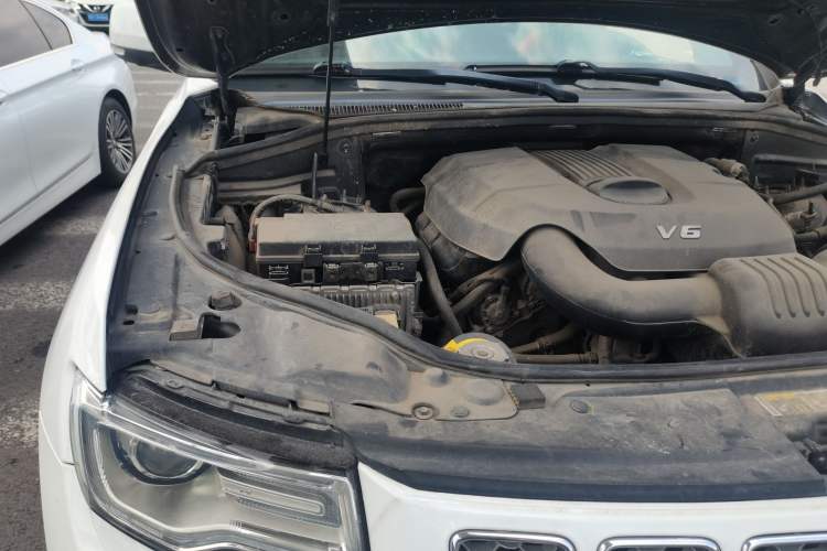 Used Jeep Grand Cherokee 2014 3.0L Comfort Navigation Edition Engine Bay Right