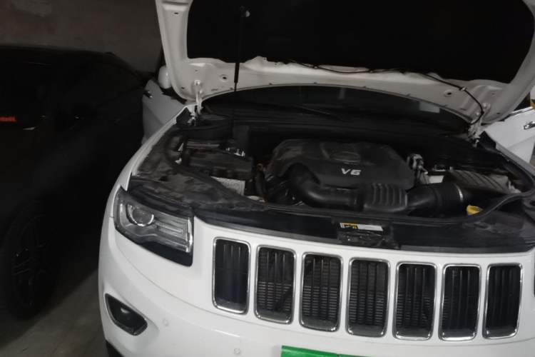 Used Jeep Grand Cherokee 2014 3.0L Comfort Navigation Edition Engine Bay Right