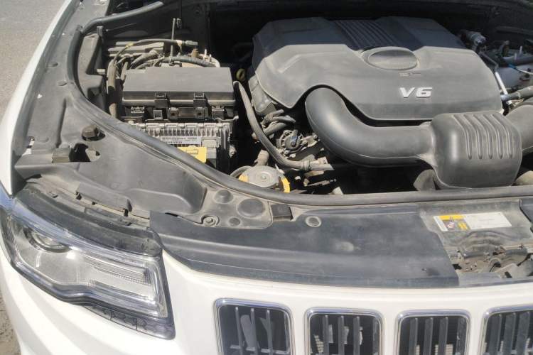 Used Jeep Grand Cherokee 2014 3.6L Elite Navigation Edition Engine Bay Right