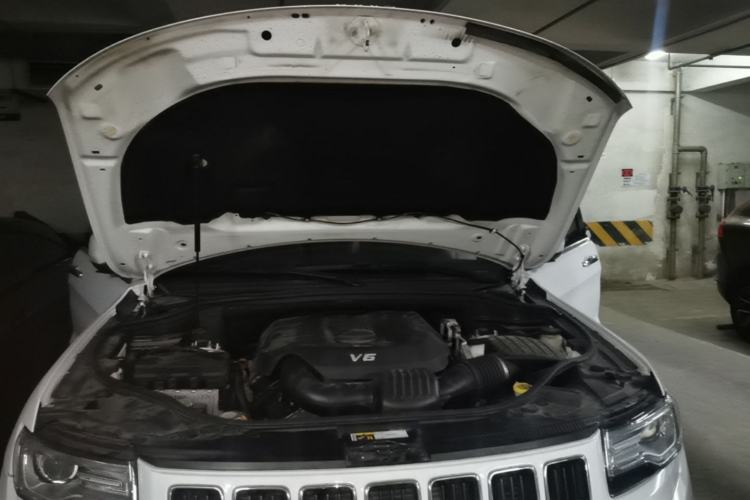 Used Jeep Grand Cherokee 2014 3.0L Comfort Navigation Edition Engine Bay