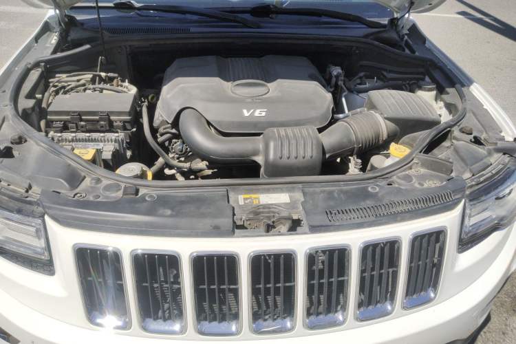 Used Jeep Grand Cherokee 2014 3.6L Elite Navigation Edition Engine Bay