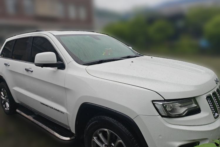Used Jeep Grand Cherokee 2014 3.0TD Diesel Comfort Navigation Version Front Right 45 Deg