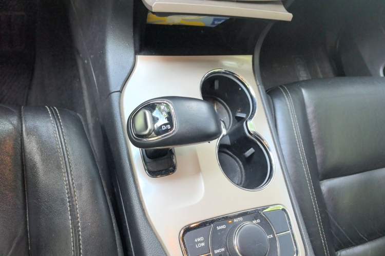 Used Jeep Grand Cherokee 2014 3.0TD Diesel Comfort Navigation Version Gear Lever