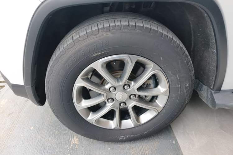 Used Jeep Grand Cherokee 2014 3.0L Comfort Navigation Edition Left Front Wheel Hub