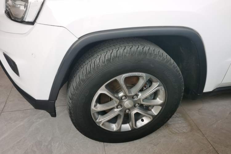 Used Jeep Grand Cherokee 2014 3.6L Elite Navigation Edition Left Front Wheel Hub
