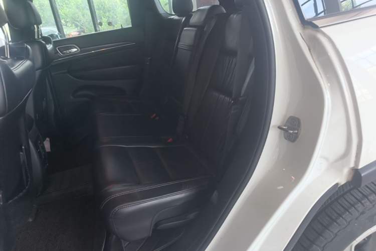 Used Jeep Grand Cherokee 2014 3.0L Comfort Navigation Edition Left Rear Seat