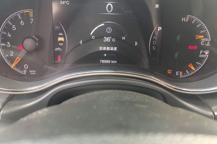 Used Jeep Grand Cherokee 2014 3.0L Comfort Navigation Edition Odometer Close Up