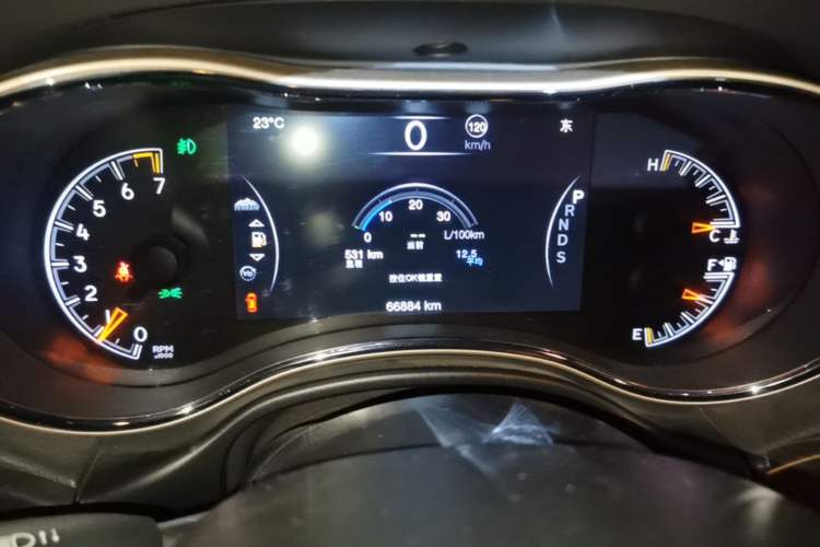 Used Jeep Grand Cherokee 2014 3.0L Comfort Navigation Edition Odometer Close Up