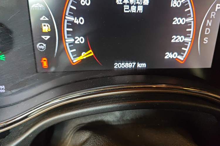 Used Jeep Grand Cherokee 2014 3.0L Comfort Navigation Edition Odometer Close Up