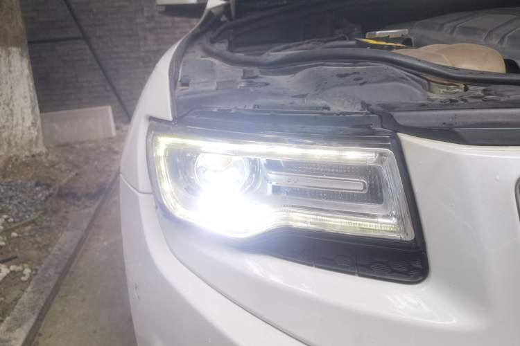 Used Jeep Grand Cherokee 2014 3.0TD Diesel Comfort Navigation Version Right Front Headlight