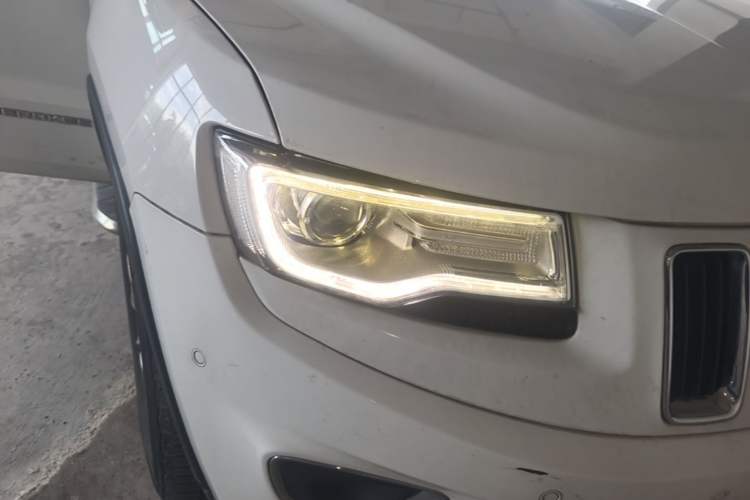 Used Jeep Grand Cherokee 2014 3.0L Comfort Navigation Edition Right Front Headlight