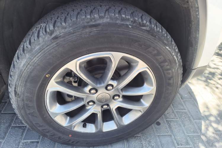 Used Jeep Grand Cherokee 2014 3.0L Comfort Navigation Edition Right Front Wheel Hub