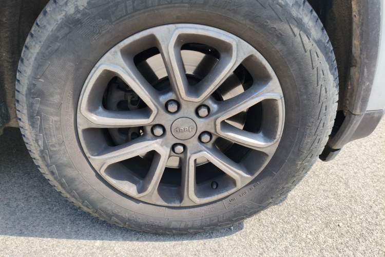 Used Jeep Grand Cherokee 2014 3.6L Elite Navigation Edition Right Front Wheel Hub