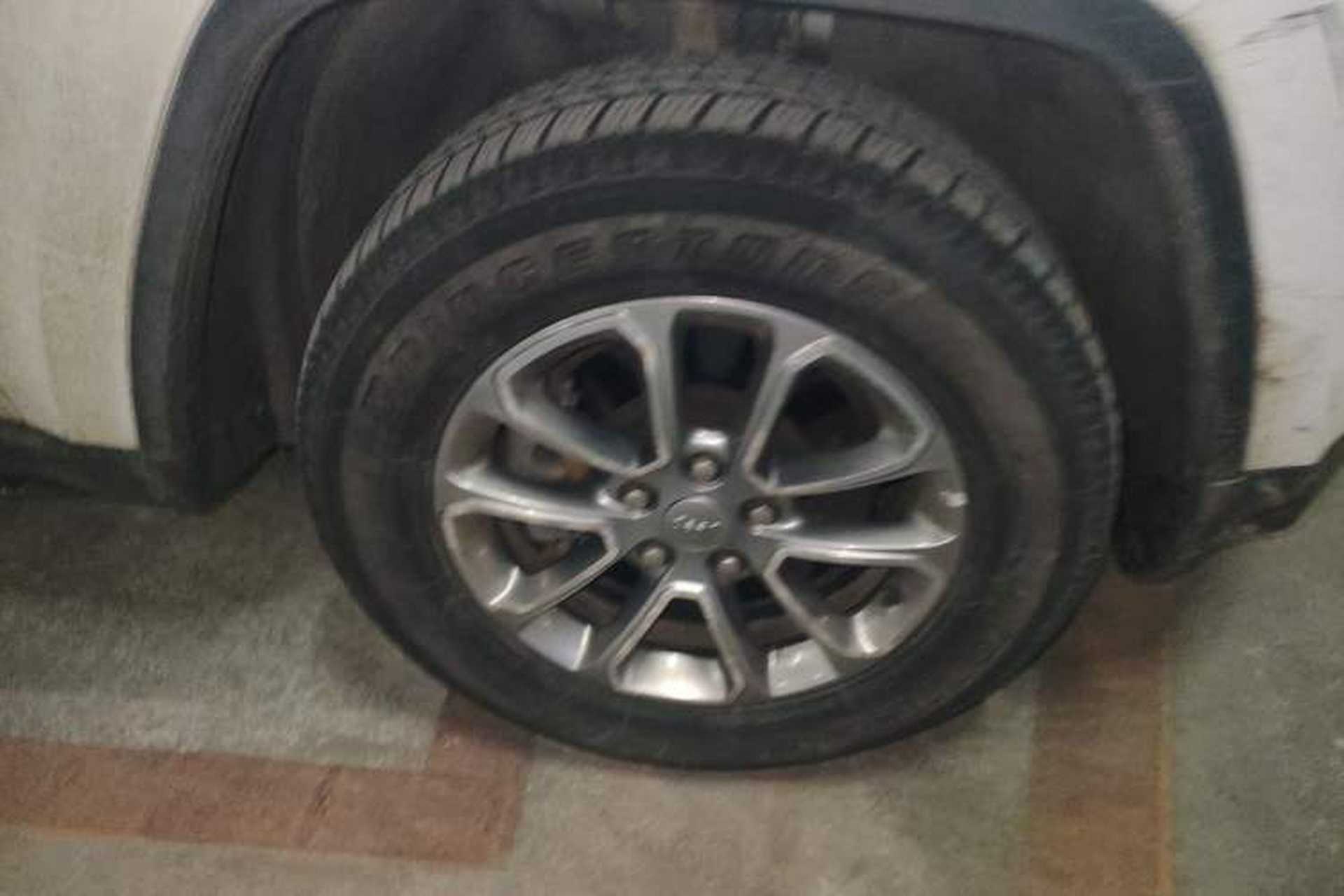 Used Jeep Grand Cherokee 2014 3.6L Elite Navigation Edition Right Front Wheel Hub