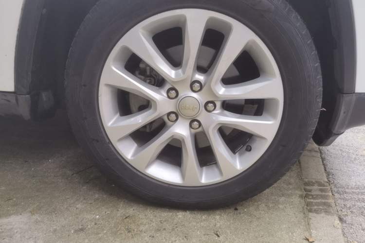 Used Jeep Grand Cherokee 2014 3.0TD Diesel Comfort Navigation Version Right Front Wheel Hub