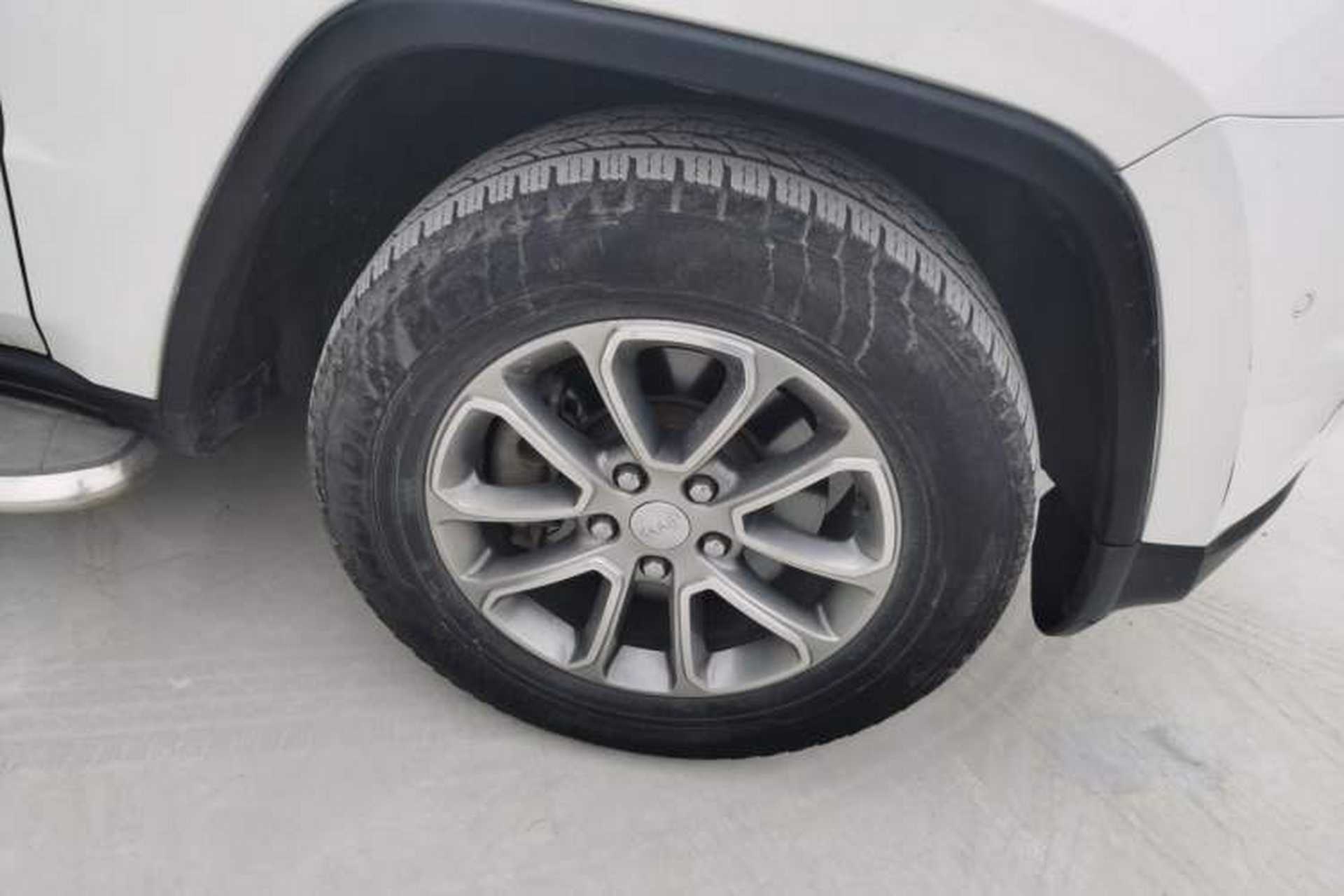 Used Jeep Grand Cherokee 2014 3.0L Comfort Navigation Edition Right Front Wheel Hub