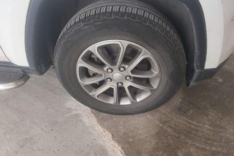 Used Jeep Grand Cherokee 2014 3.0L Comfort Navigation Edition Right Front Wheel Hub
