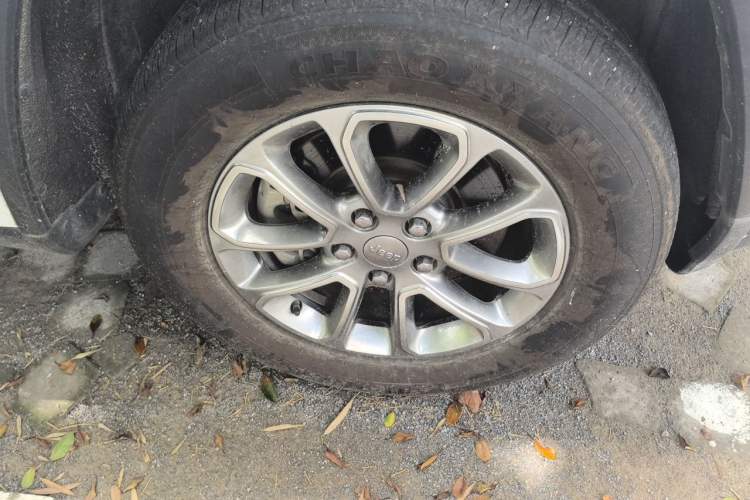 Used Jeep Grand Cherokee 2014 3.0TD Diesel Comfort Navigation Version Right Front Wheel Hub