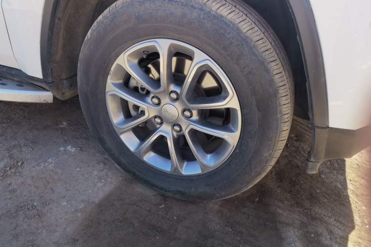 Used Jeep Grand Cherokee 2014 3.0L Comfort Navigation Edition Right Front Wheel Hub