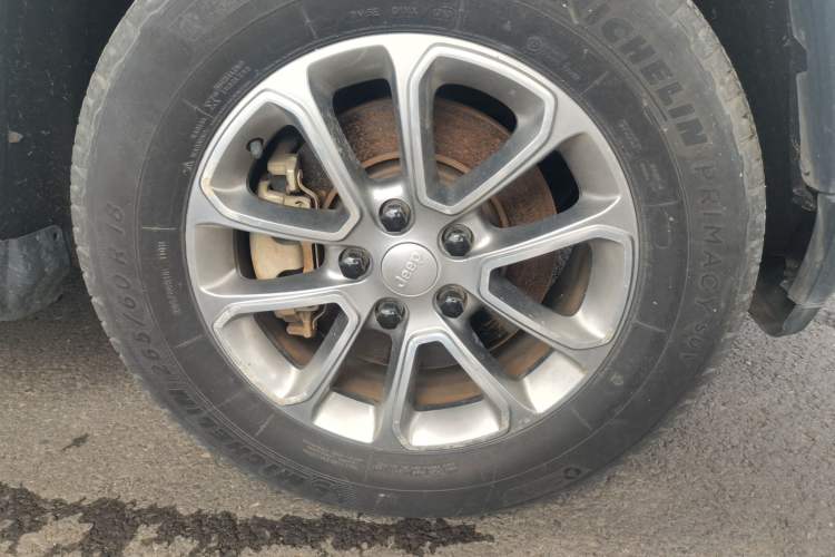 Used Jeep Grand Cherokee 2014 3.0L Comfort Navigation Edition Right Front Wheel Hub