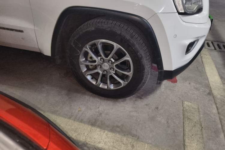 Used Jeep Grand Cherokee 2014 3.6L Elite Navigation Edition Right Front Wheel Hub