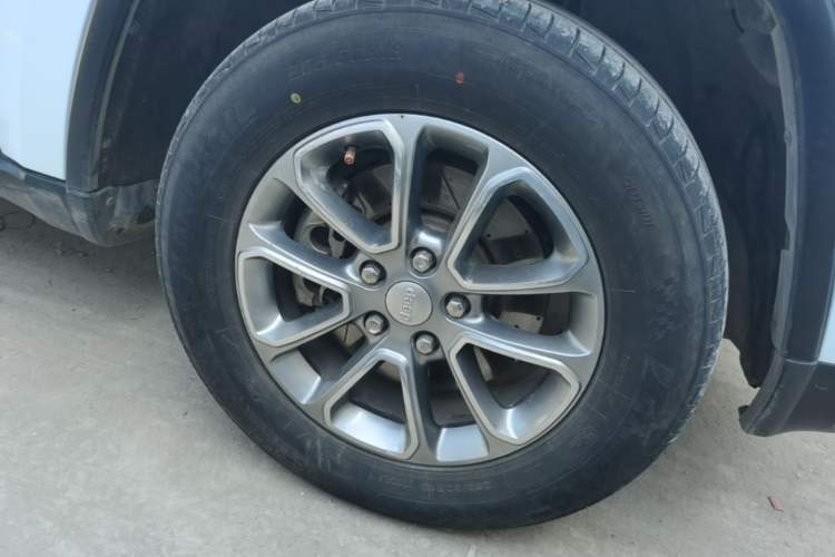 Used Jeep Grand Cherokee 2014 3.0TD Diesel Comfort Navigation Version Right Front Wheel Hub