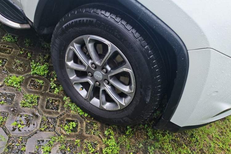 Used Jeep Grand Cherokee 2014 3.0TD Diesel Comfort Navigation Version Right Front Wheel Hub
