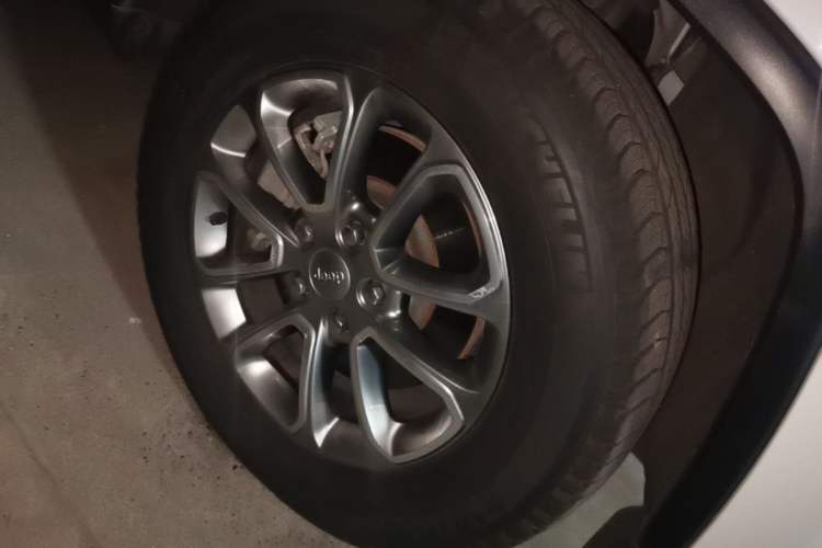 Used Jeep Grand Cherokee 2014 3.0L Comfort Navigation Edition Right Front Wheel Hub