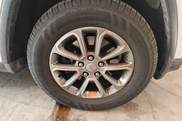 Used Jeep Grand Cherokee 2014 3.0L Comfort Navigation Edition Right Front Wheel Hub