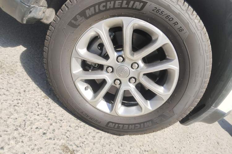 Used Jeep Grand Cherokee 2014 3.6L Elite Navigation Edition Right Front Wheel Hub