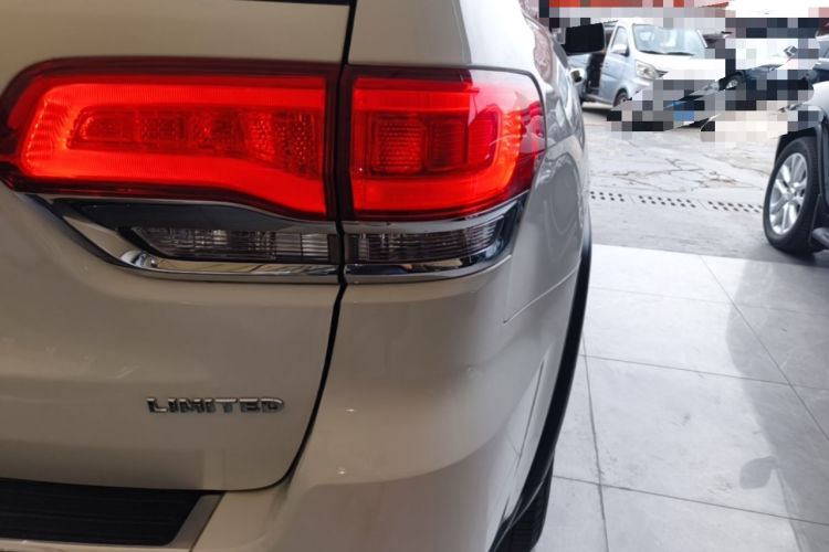 Used Jeep Grand Cherokee 2014 3.0L Comfort Navigation Edition Right Rear Taillight