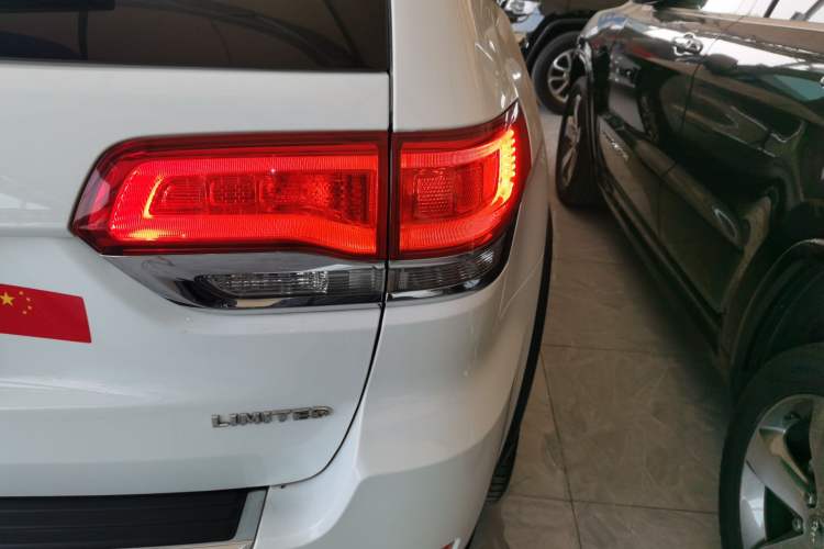 Used Jeep Grand Cherokee 2014 3.6L Elite Navigation Edition Right Rear Taillight