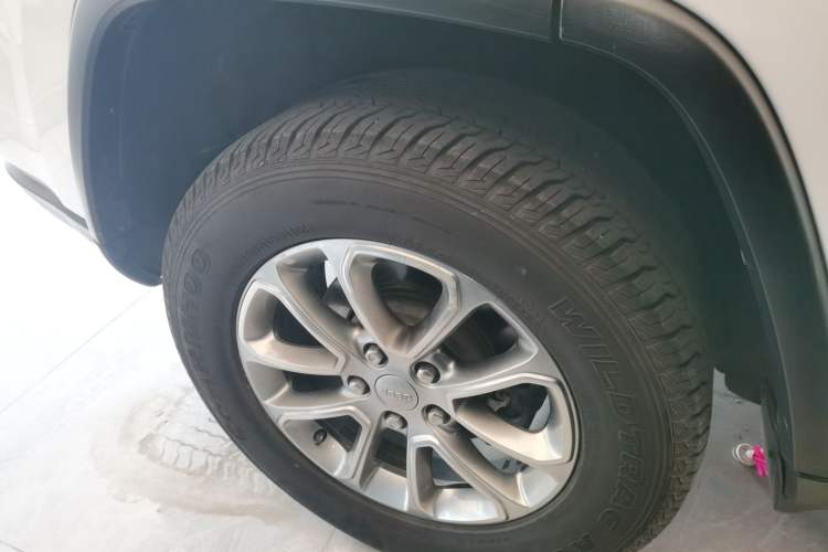 Used Jeep Grand Cherokee 2014 3.6L Elite Navigation Edition Right Rear Wheel Hub