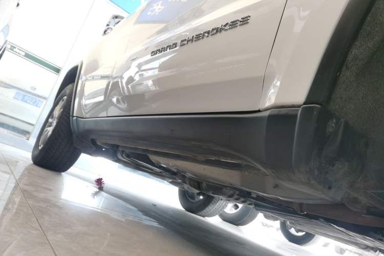 Used Jeep Grand Cherokee 2014 3.6L Elite Navigation Edition Right Side Sill