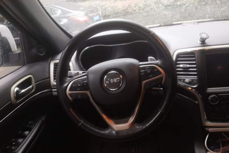 Used Jeep Grand Cherokee 2014 3.0TD Diesel Comfort Navigation Version Steering Wheel