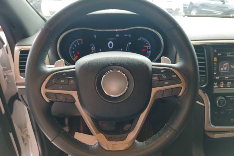 Used Jeep Grand Cherokee 2014 3.0L Comfort Navigation Edition Steering Wheel