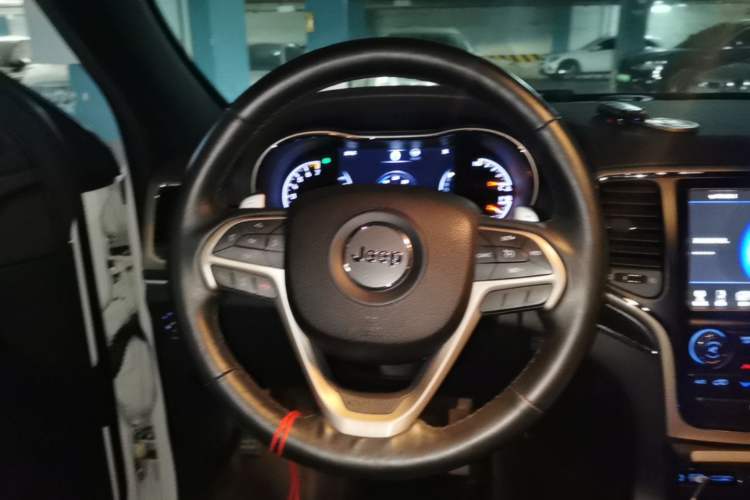 Used Jeep Grand Cherokee 2014 3.0L Comfort Navigation Edition Steering Wheel