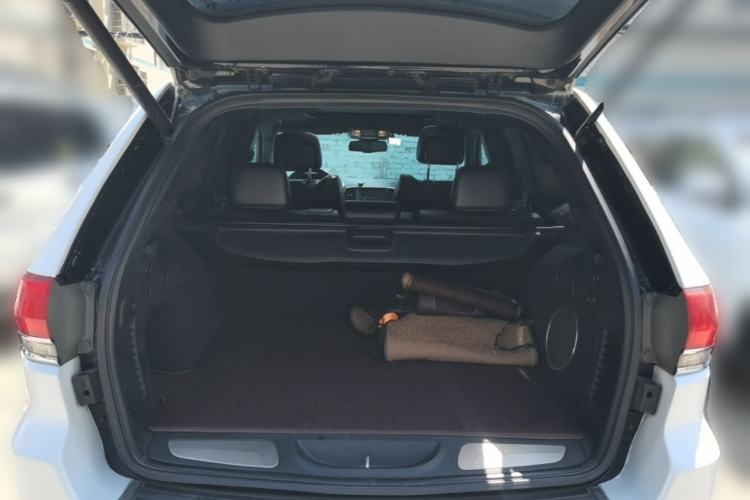 Used Jeep Grand Cherokee 2014 3.0TD Diesel Comfort Navigation Version Trunk
